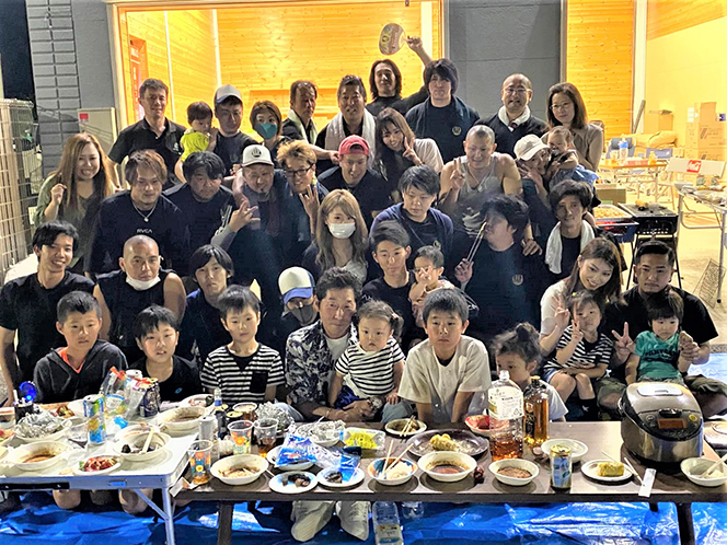 ウイングライン立ち上げの祝賀会。家族いっしょの記念写真