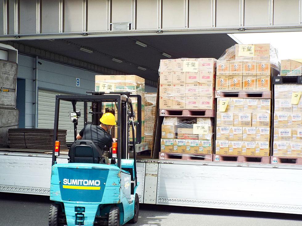 食品輸送の積み込み01