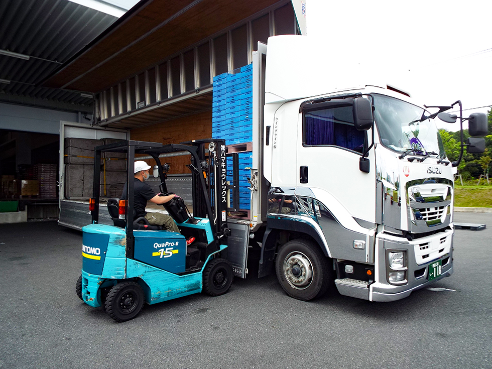 食品輸送の積み込み02